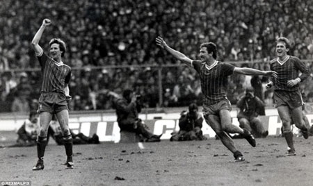 Steven Gerrard chạy tới hôn ống kính camera của đài Sky Sports sau khi súng tung lưới MU năm 2009