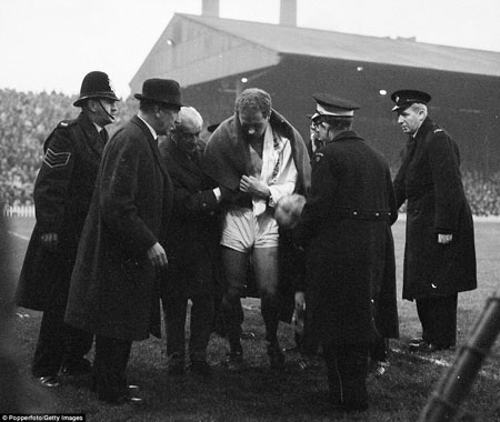 Thủ thành Harry Gregg (MU) buộc phải rời sân trong trận đấu tại Anfield năm 1963