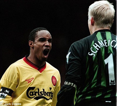 Paul Ince tranh cãi quyết liệt với thủ thành Peter Schmeichel năm 1998