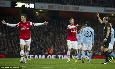Trọng tài Mike Dean là “hung thần” thực sự của Arsenal - 1 Arsenal chỉ thắng 1/15 trận đấu trọng tài Mike Dean bắt chính