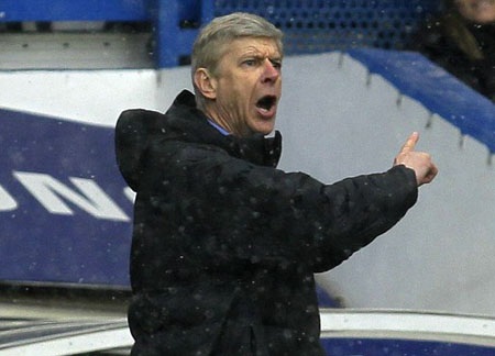 HLV Wenger đưa ra hình phạt rất nghiêm với các học trò