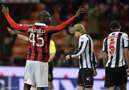 Balotelli lập cú đúp giúp AC Milan chiến thắng - 3 Mario Balotelli trở thành người hùng của AC Milan ngay trong trận ra mắt