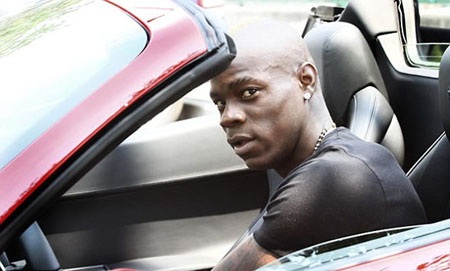Thói “ngựa chứng” lại được Balotelli thể hiện ở Italia