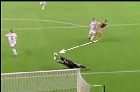 Pha đối mặt với Albert Riera phút 37