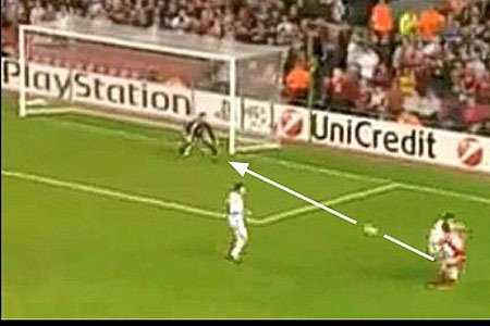 Pha dứt điểm ở góc hẹp của Benayoun phút 64