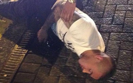 Danny Simpson nằm bất tỉnh trên phố