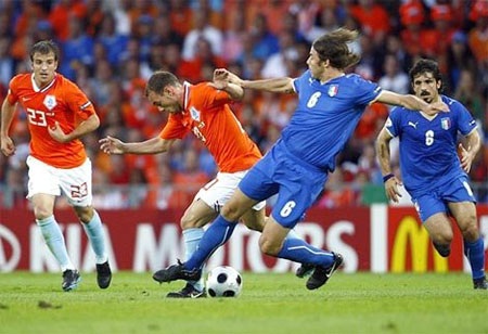 Hà Lan - Italia: Canh bạc không mất vốn - 1 Trước cuộc tử chiến, cả hai HLV Prandelli và Van Gaal đều không đặt nặng vấn đề thắng-thua
