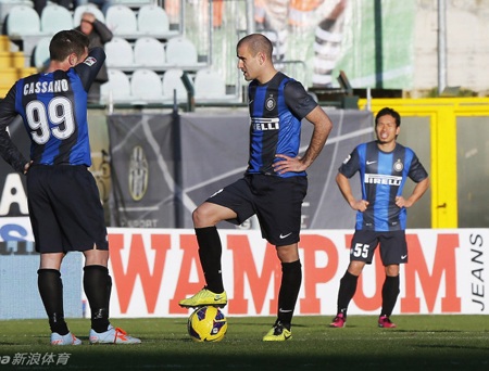 Balotelli lập cú đúp giúp AC Milan chiến thắng - 2 Trước đội cuối bảng Siena nhưng Nerazzurri thi đấu quá bế tắc, rời rạc