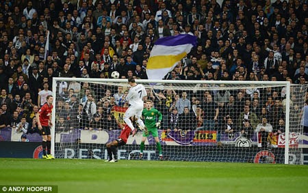 Trong pha dậm nhảy ghi bàn vào lưới MU, đầu gối của C.Ronaldo cao bằng với đầu của Evra