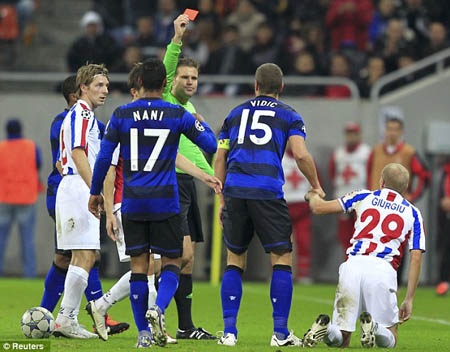 Trọng tài chính Felix Brych: Hung thần của Vidic và MU - 1 Chiếc thẻ đỏ của trọng tài Brych dành cho Vidic khiến anh nghỉ 2 trận