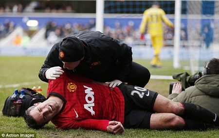 MU lại phát sốt trước tin Van Persie gặp chấn thương - 1 Chấn thương của Van Persie ảnh hưởng tới giấc mộng ăn ba của MU