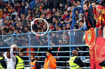 Ashley Cole bị phun nước bọt trong trận đấu với Montenegro - 1 Bức ảnh cho thấy A.Cole đã bị CĐV chủ nhà phun mưa