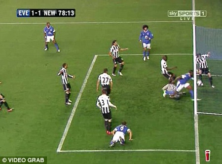 Bàn thắng hợp lệ của Victor Anichebe vừa bị từ chối mới đây