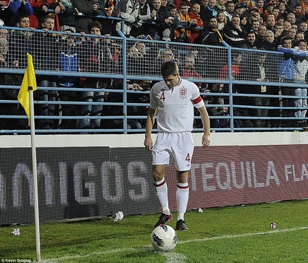 Ashley Cole bị phun nước bọt trong trận đấu với Montenegro - 2 Gerrard cũng trở thành mục tiêu “tấn công” của CĐV Montenegro