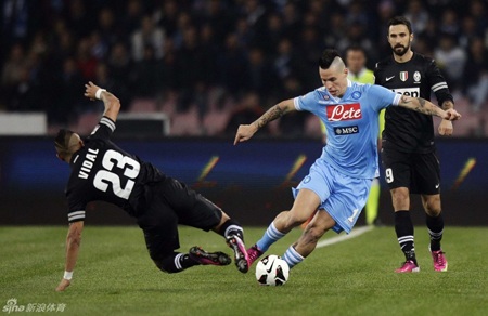 Chia điểm với Napoli, Juventus mở toang cánh cửa tới chức vô địch - 1 Juventus cầm hòa Napoli tại San Paolo để duy trì khoảng cách 6 điểm