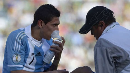Messi bị nôn, Di Maria thở oxy khi hành xác trên độ cao ở Bolivia - 1 Messi và các đồng đội đã trải qua cuộc hành xác thực sự ở Bolivia