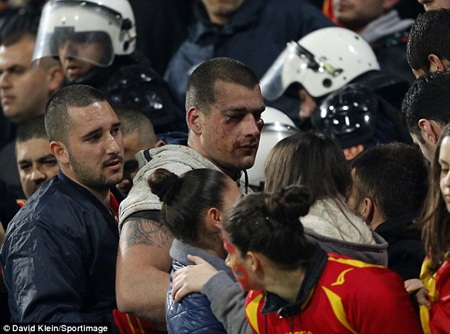 Cuộc hỗn chiến trên khán đài, khoảng 40 phút trước trận đấu