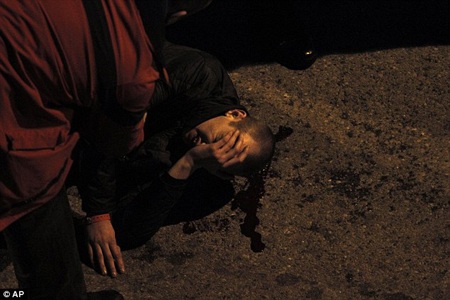 Một CĐV Anh bị hạ gục ngay trên đường phố