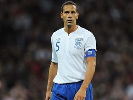 CĐV phân biệt chủng tộc với Rio Ferdinand, FA đối diện với án phạt - 1 CĐV Anh đã dọa sẽ “đốt” Rio Ferdinand và em trai Anton trên khán đài trong trận đấu với San Marino