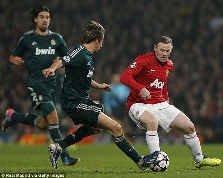 Rooney sẽ phải giảm lương để ở lại MU - 1 Rooney vẫn được trao hợp đồng mới nhưng buộc phải cắt giảm lương