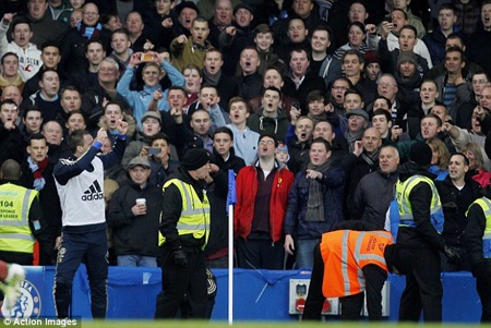 John Terry bị CĐV West Ham chế giễu và ném vật thể lạ