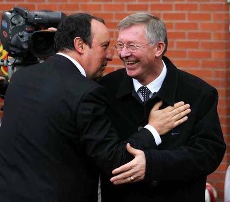 Phút tươi cười hiếm hoi của Benitez và Alex Ferguson