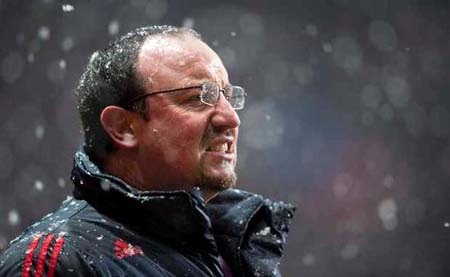 Khoảnh khắc Benitez đội đầu trần trong tuyết, chỉ đạo các học trò