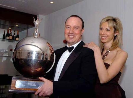 Benitez tươi cười cùng vợ trong buổi lễ trao giải cá nhân của báo Echo năm 2005
