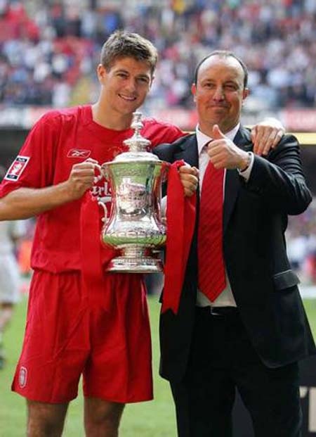 Benitez bên cậu học trò Gerrard sau khi giúp Liverpool giành chức vô địch FA Cup 2006