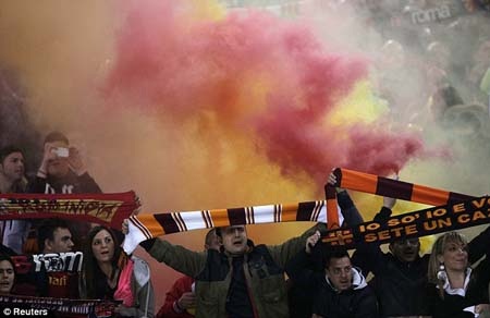 Bạo loạn kinh hoàng trước thềm trận derby Roma - 16 H.Long