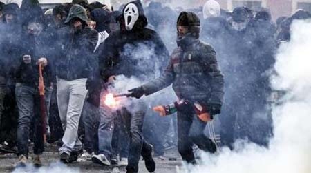 Bạo loạn kinh hoàng trước thềm trận derby Roma - 5 Khán đài Olimpico tựa như chảo lửa: