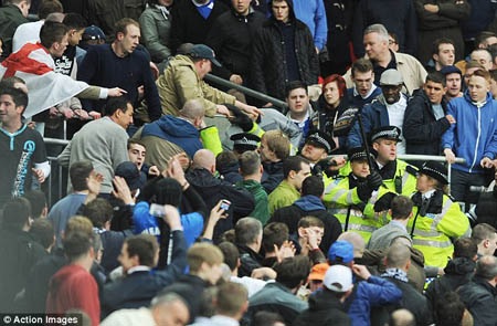 10 CĐV bị bắt sau màn hỗn chiến trên khán đài ở bán kết FA Cup - 11 H.Long