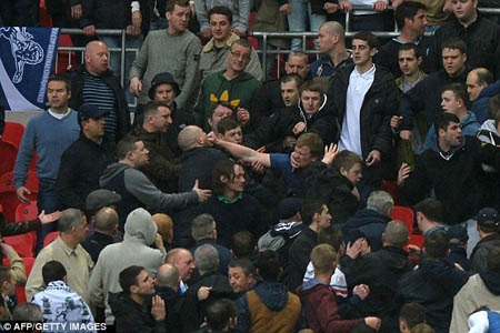 10 CĐV bị bắt sau màn hỗn chiến trên khán đài ở bán kết FA Cup - 4 H.Long