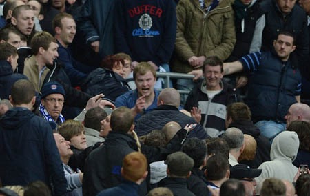 10 CĐV bị bắt sau màn hỗn chiến trên khán đài ở bán kết FA Cup - 5 H.Long