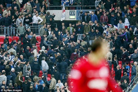 10 CĐV bị bắt sau màn hỗn chiến trên khán đài ở bán kết FA Cup - 6 H.Long