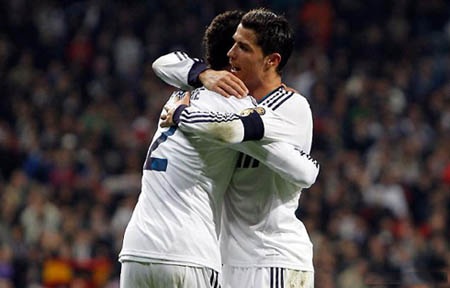 C.Ronaldo, Varane lọt vào đội hình ngoại binh xuất sắc nhất lịch sử Real Madrid - 1 C.Ronaldo, Varane nhận được nhiều tình cảm từ CĐV Real Madrid