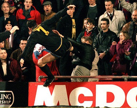 Rio Ferdinand, Suarez, Cantona và những án phạt nặng nhất ở bóng đá Anh - 1 Cú kung fu
khiến Eric Cantona bị treo giò 8 tháng