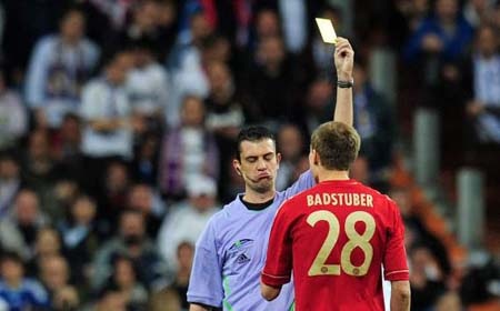 “Thần may mắn” của Barcelona cầm còi trận đấu với Bayern Munich - 1 Viktor Kassai đã khiến Holger Badstuber lỡ trận chung kết mùa giải trước
