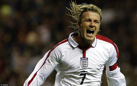 Anh cũng xuất hiện ở vòng lại Euro 2004 với kiểu tóc này