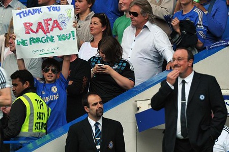 Ngày chia tay đầy xúc cảm của những “biểu tượng" Premier League - 7 Những CĐV Chelsea cũng tha thứ cho Rafa Benitez trong ngày chia tay