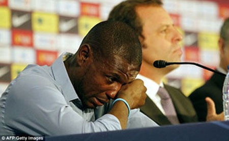 Eric Abidal rơi lệ nói lời chia tay Barcelona - 1 Eric Abidal đã rất xúc động trong ngày chia tay Barcelona