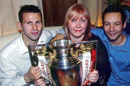 Ryan Giggs bị em trai tố là kẻ bất hiếu - 1 Rhodri cho rằng anh trai mình là kẻ bất hiếu