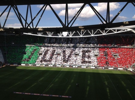 Juventus giương cao Scudetto trong "bữa tiệc" cảm xúc - 1 Những khán đài Juventus Arena rực rỡ sắc màu trong ngày trọng đại của Juve