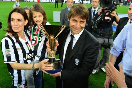 Juventus giương cao Scudetto trong "bữa tiệc" cảm xúc - 12 Artuto Vidal, người được cầu là Cầu thủ xuất sắc nhất Juventus mùa này