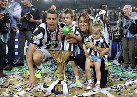 Juventus giương cao Scudetto trong "bữa tiệc" cảm xúc - 14 Trung vệ Barzagli chung vui bên gia đình