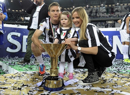 Juventus giương cao Scudetto trong "bữa tiệc" cảm xúc - 17 Gia đình hậu vệ Lichtsteiner