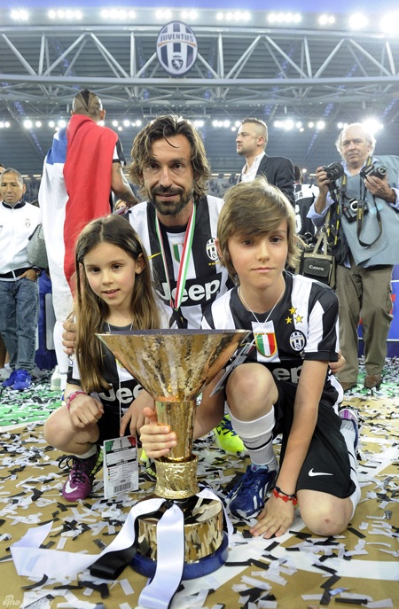 Juventus giương cao Scudetto trong "bữa tiệc" cảm xúc - 18 Những đứa con của Pirlo chung vui bên bố, người nhạc trưởng cho thành công của Juventus