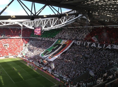 Juventus giương cao Scudetto trong "bữa tiệc" cảm xúc - 2 Những khán đài Juventus Arena rực rỡ sắc màu trong ngày trọng đại của Juve