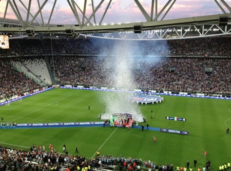 Juventus giương cao Scudetto trong "bữa tiệc" cảm xúc - 3 Những khán đài Juventus Arena rực rỡ sắc màu trong ngày trọng đại của Juve