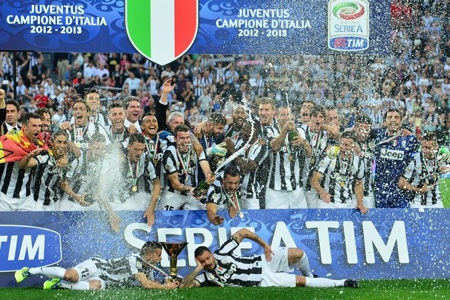 Juventus giương cao Scudetto trong "bữa tiệc" cảm xúc - 7 Những champagne đã được khui, mở ra kỷ nguyên đại thành công của Bianconeri